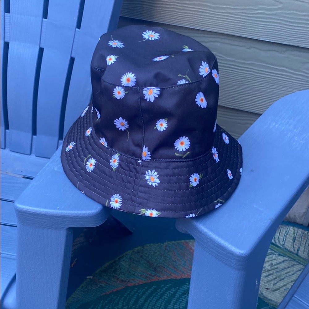 Alice + Olivia Black Floral/White Bucket Hat